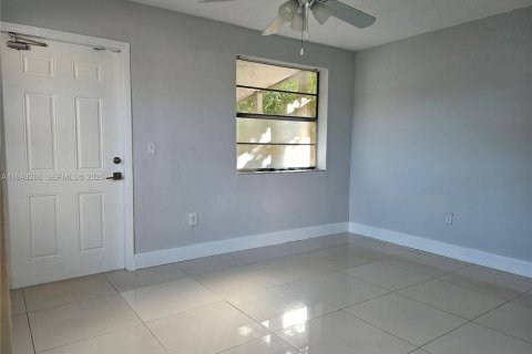 Снять в аренду виллу или дом в Майами, Флорида 3 спальни, 183.95м2, № 2005130 - фото 2