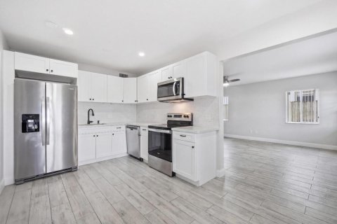 House in Pompano Beach, Florida 2 bedrooms, 88.72 sq.m. № 2189679 - photo 4