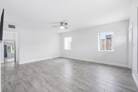 House in Pompano Beach, Florida 2 bedrooms, 88.72 sq.m. № 2189679 - photo 9