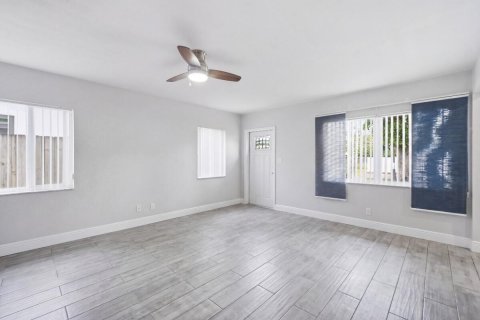 House in Pompano Beach, Florida 2 bedrooms, 88.72 sq.m. № 2189679 - photo 10