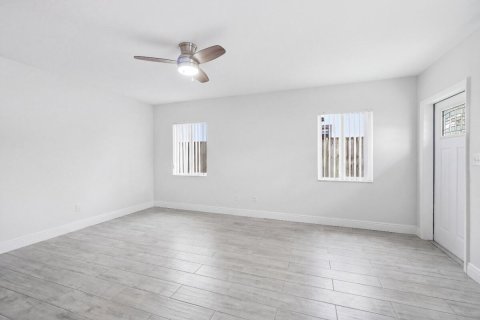 House in Pompano Beach, Florida 2 bedrooms, 88.72 sq.m. № 2189679 - photo 8