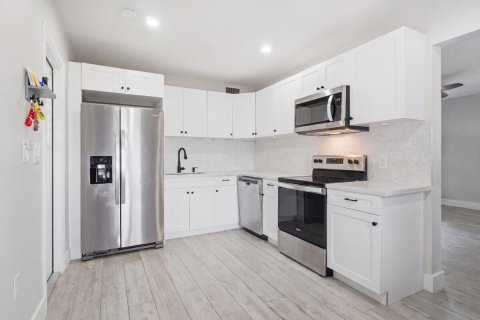House in Pompano Beach, Florida 2 bedrooms, 88.72 sq.m. № 2189679 - photo 5
