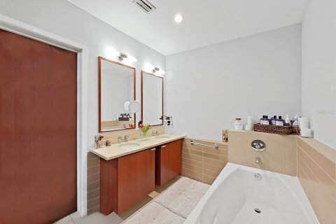 Condo in Tampa, Florida, 2 bedrooms  № 2156569 - photo 20