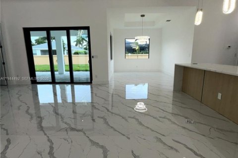 Casa en venta en Cape Coral, Florida, 4 dormitorios, 200.3 m2 № 2001059 - foto 20