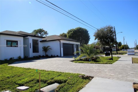 Casa en venta en Cape Coral, Florida, 4 dormitorios, 200.3 m2 № 2001059 - foto 2