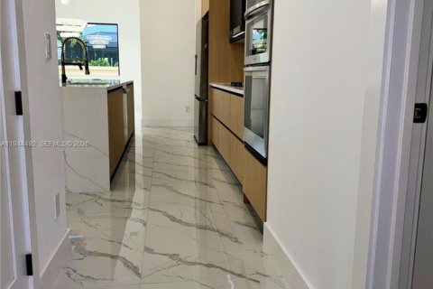 Casa en venta en Cape Coral, Florida, 4 dormitorios, 200.3 m2 № 2001059 - foto 14