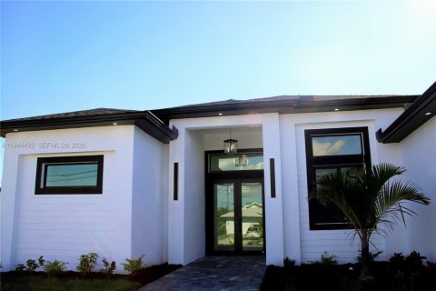 Casa en venta en Cape Coral, Florida, 4 dormitorios, 200.3 m2 № 2001059 - foto 3