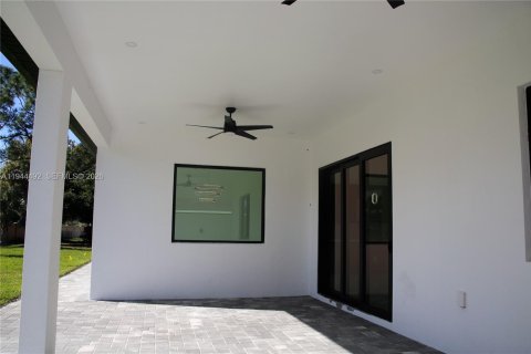 Casa en venta en Cape Coral, Florida, 4 dormitorios, 200.3 m2 № 2001059 - foto 12