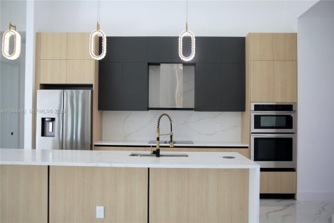 Casa en venta en Cape Coral, Florida, 4 dormitorios, 200.3 m2 № 2001059 - foto 8