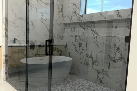 Casa en venta en Cape Coral, Florida, 4 dormitorios, 200.3 m2 № 2001059 - foto 16