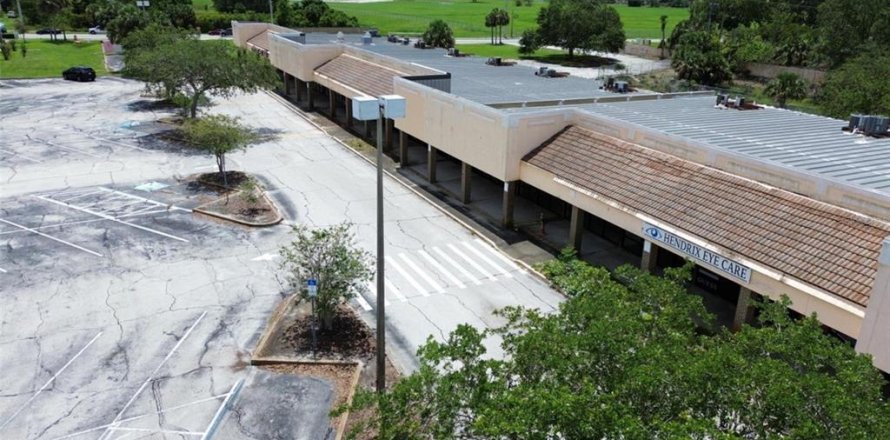 Commercial property in Titusville, Florida № 1798154