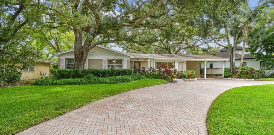House in Tampa, Florida 3 bedrooms, 215.35 sq.m. № 2101966