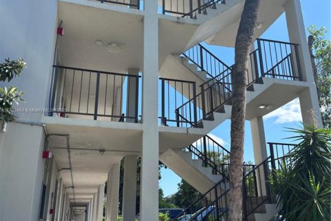 Condo in Lauderdale Lakes, Florida, 2 bedrooms  № 1692568 - photo 8