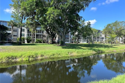 Condo in Lauderdale Lakes, Florida, 2 bedrooms  № 1692568 - photo 1