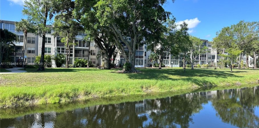 Condo in Lauderdale Lakes, Florida, 2 bedrooms № 1692568