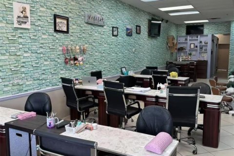 Propiedad comercial en venta en Miami, Florida № 1881855 - foto 2