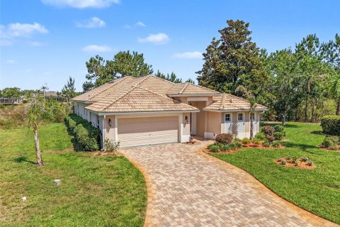 House in Weeki Wachee, Florida 3 bedrooms, 160.91 sq.m. № 2213231 - photo 2