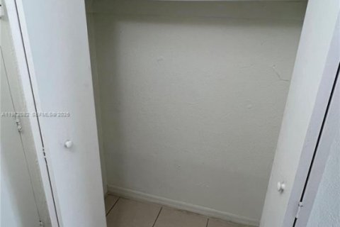 Condo in Miami, Florida, 1 bedroom  № 2045170 - photo 5