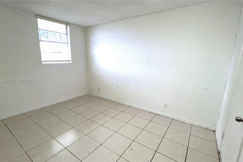 Condo in Miami, Florida, 1 bedroom  № 2045170 - photo 11