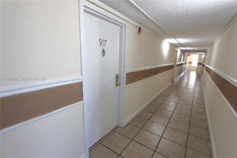 Condo in Miami, Florida, 1 bedroom  № 2045170 - photo 16