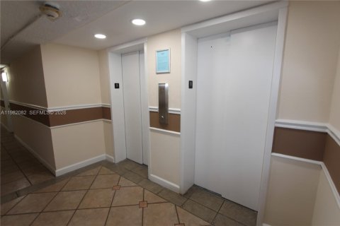 Condo in Miami, Florida, 1 bedroom  № 2045170 - photo 15