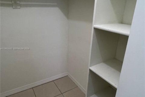 Condo in Miami, Florida, 1 bedroom  № 2045170 - photo 12
