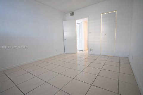 Condo in Miami, Florida, 1 bedroom  № 2045170 - photo 10