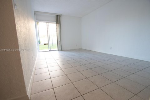 Condo in Miami, Florida, 1 bedroom  № 2045170 - photo 6