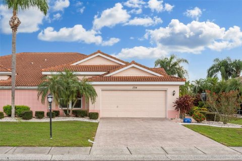 House in Sun City Center, Florida 2 bedrooms, 163.97 sq.m. № 1858010 - photo 1