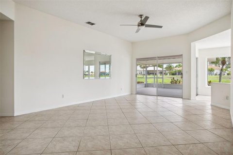 House in Sun City Center, Florida 2 bedrooms, 163.97 sq.m. № 1858010 - photo 8
