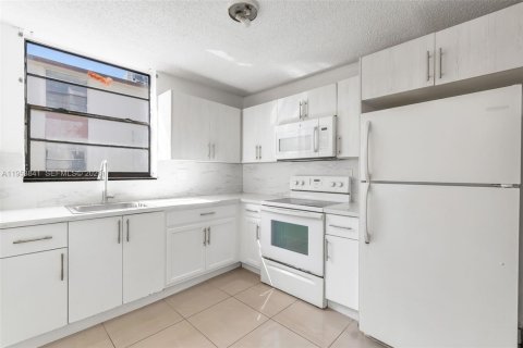 Condominio en Lauderhill, Florida, 3 dormitorios  № 2054778