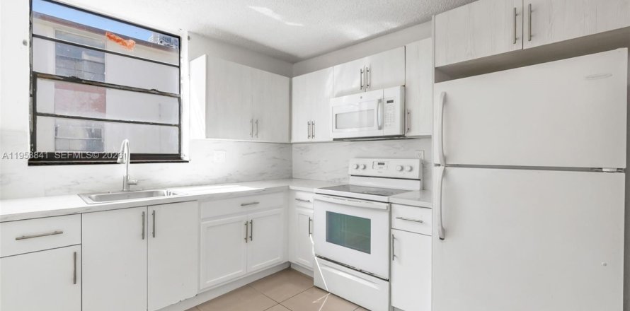 Condominio en Lauderhill, Florida, 3 dormitorios  № 2054778