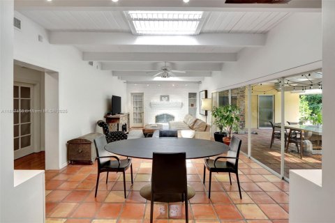 House in Pinecrest, Florida 3 bedrooms, 305.83 sq.m. № 1889576 - photo 10