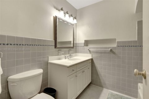 House in Pinecrest, Florida 3 bedrooms, 305.83 sq.m. № 1889576 - photo 19