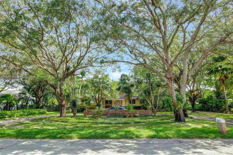 House in Pinecrest, Florida 3 bedrooms, 305.83 sq.m. № 1889576 - photo 1