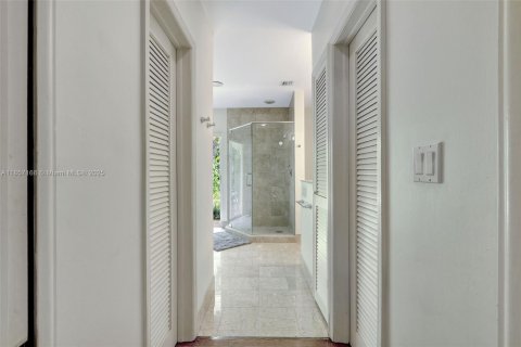 House in Pinecrest, Florida 3 bedrooms, 305.83 sq.m. № 1889576 - photo 11