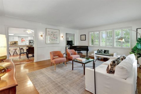 House in Pinecrest, Florida 3 bedrooms, 305.83 sq.m. № 1889576 - photo 5
