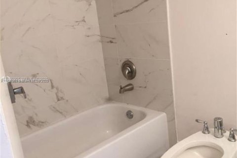 Condo in Miami, Florida, 2 bedrooms  № 2152588 - photo 5