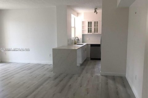Condo in Miami, Florida, 2 bedrooms  № 2152588 - photo 2
