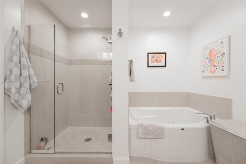 Condo in Hallandale Beach, Florida, 2 bedrooms  № 1949100 - photo 19