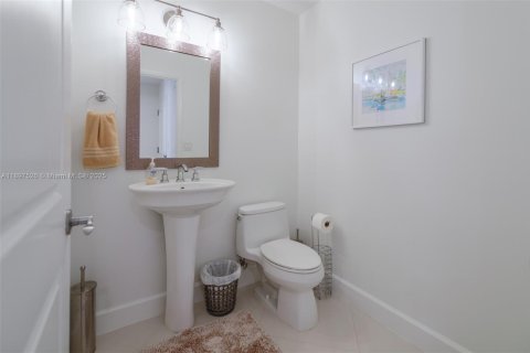 Condo in Hallandale Beach, Florida, 2 bedrooms  № 1949100 - photo 16