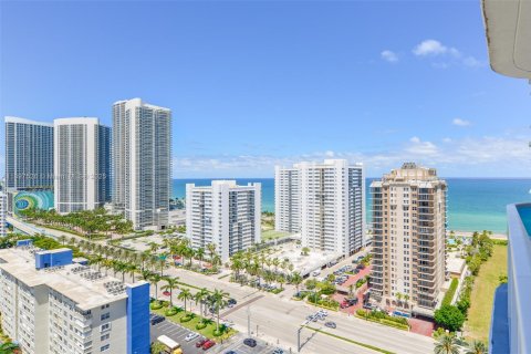 Condo in Hallandale Beach, Florida, 2 bedrooms  № 1949100 - photo 4
