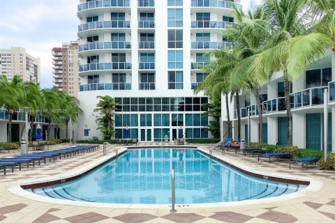 Condo in Hallandale Beach, Florida, 2 bedrooms  № 1949100 - photo 28