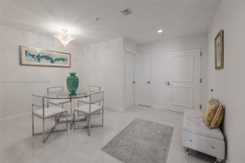 Condo in Hallandale Beach, Florida, 2 bedrooms  № 1949100 - photo 15