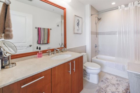 Condo in Hallandale Beach, Florida, 2 bedrooms  № 1949100 - photo 22
