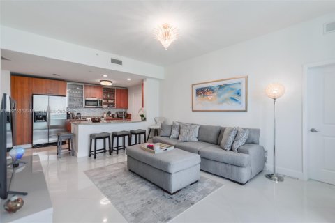 Condo in Hallandale Beach, Florida, 2 bedrooms  № 1949100 - photo 12