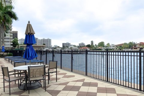 Condo in Hallandale Beach, Florida, 2 bedrooms  № 1949100 - photo 30