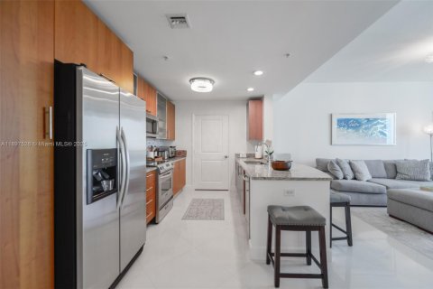 Condo in Hallandale Beach, Florida, 2 bedrooms  № 1949100 - photo 2