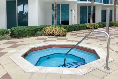 Condo in Hallandale Beach, Florida, 2 bedrooms  № 1949100 - photo 29