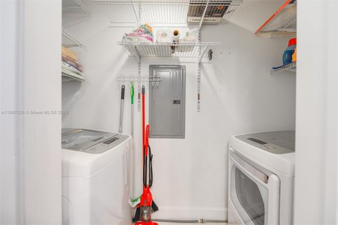 Condo in Hallandale Beach, Florida, 2 bedrooms  № 1949100 - photo 23